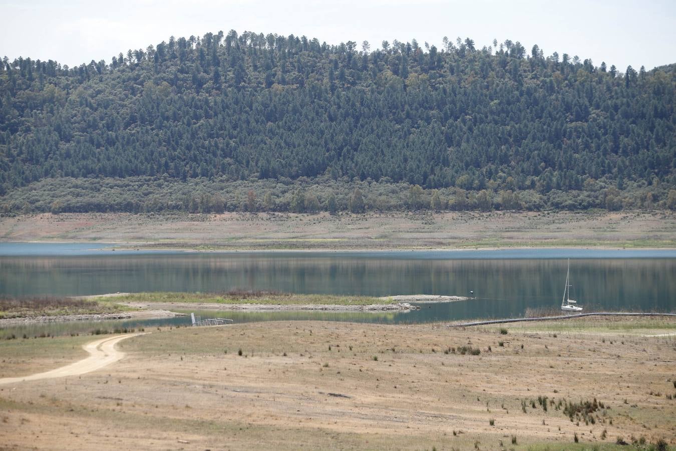 El impactante paisaje de sequía en los pantanos de Córdoba, en imágenes