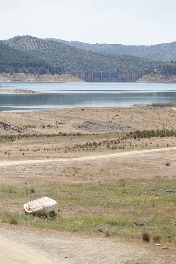 El impactante paisaje de sequía en los pantanos de Córdoba, en imágenes