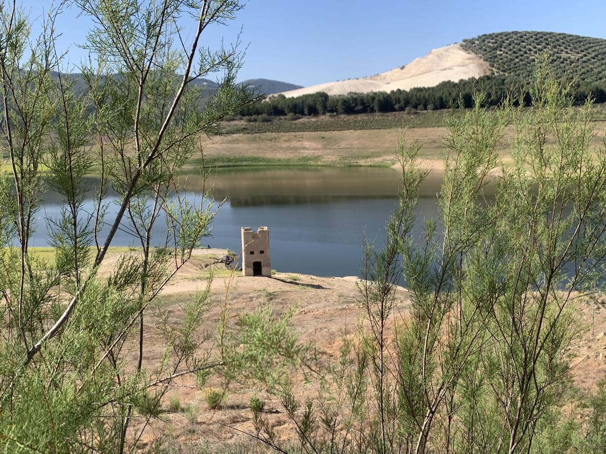 El impactante paisaje de sequía en los pantanos de Córdoba, en imágenes