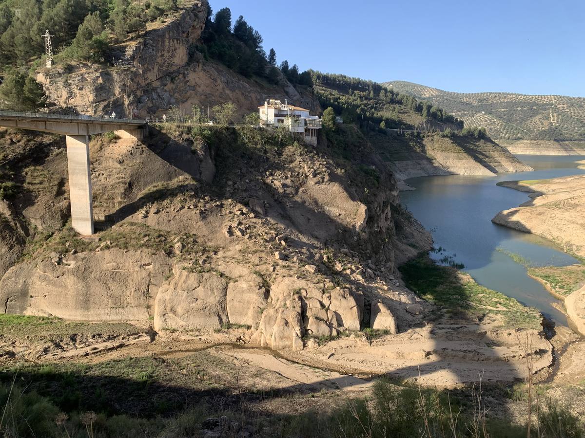 El impactante paisaje de sequía en los pantanos de Córdoba, en imágenes