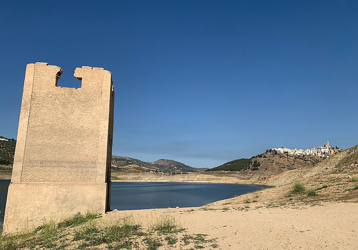 Torre al descubierto en el pantano de Iznájar, el mayor de Andalucía, en unos niveles históricos por la sequía