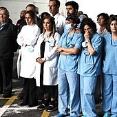 Dolor y lágrimas en Bilbao en recuerdo de 'Alex', la mujer fallecida en el incendio de Manuel Becerra