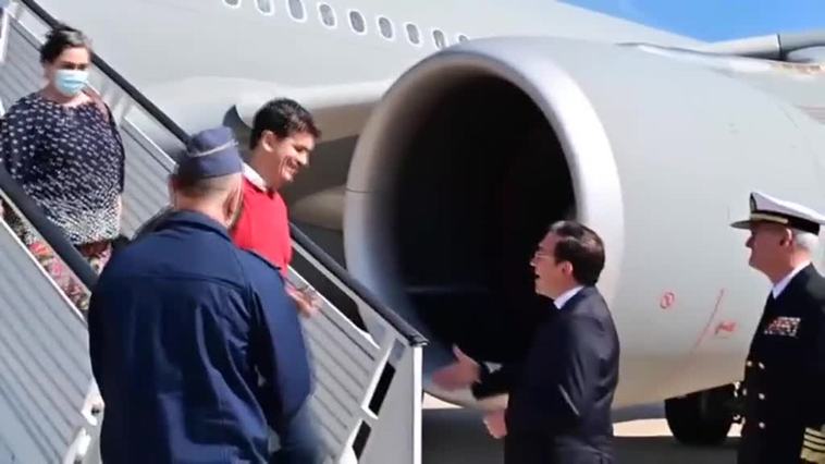 Albares recibe en la base de Torrejón de Ardoz a los 34 españoles evacuados de Sudán
