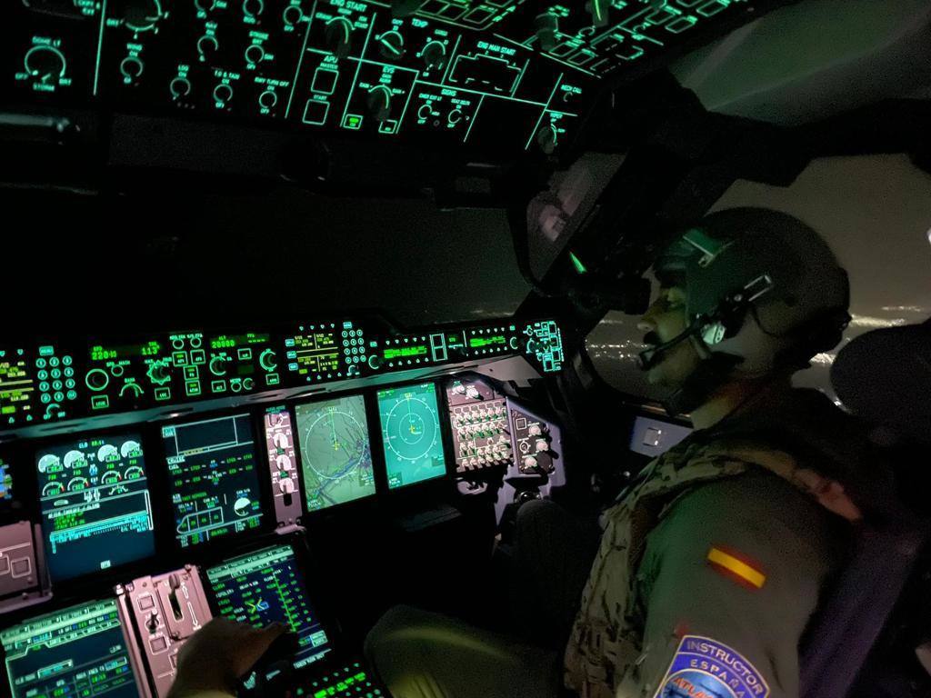 Defensa ha informado de que la misión ha concluido «con éxito». En la imagen, la cabina del piloto del avión militar