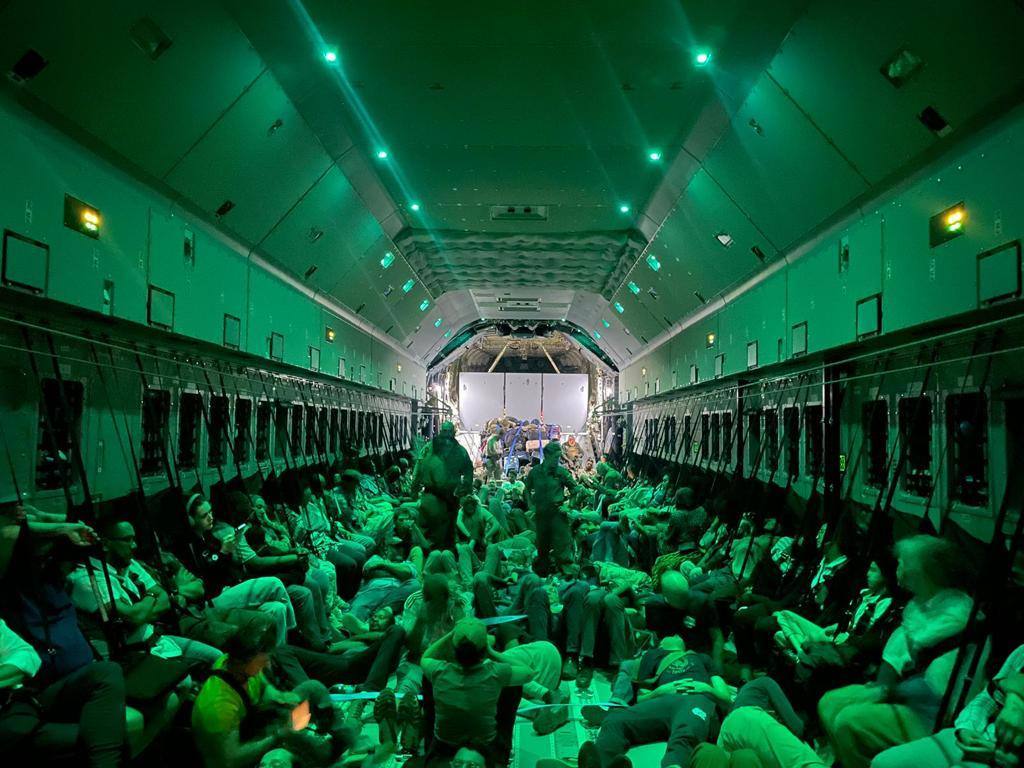 Imagen tomada con visión nocturna del interior de uno de los aviones militares