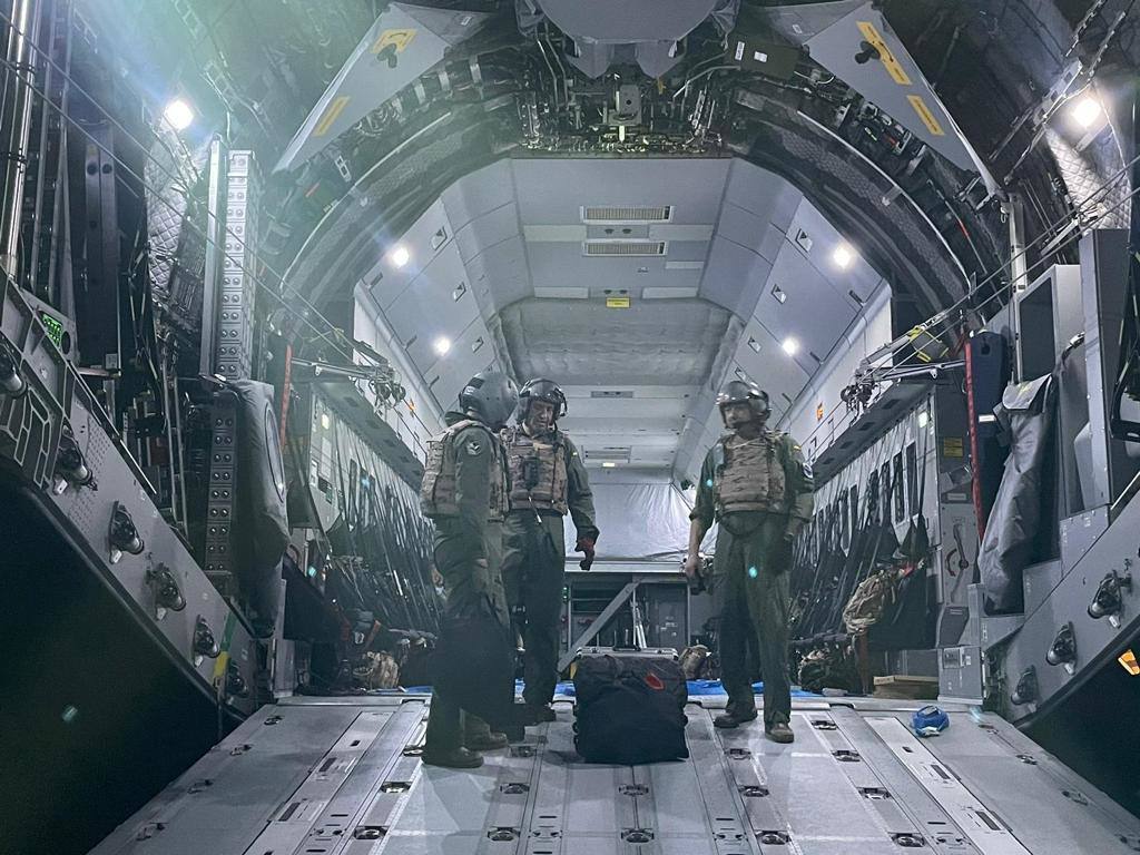 Varios militares a bordo de una de las aeronaves que va a participar en la evacuación