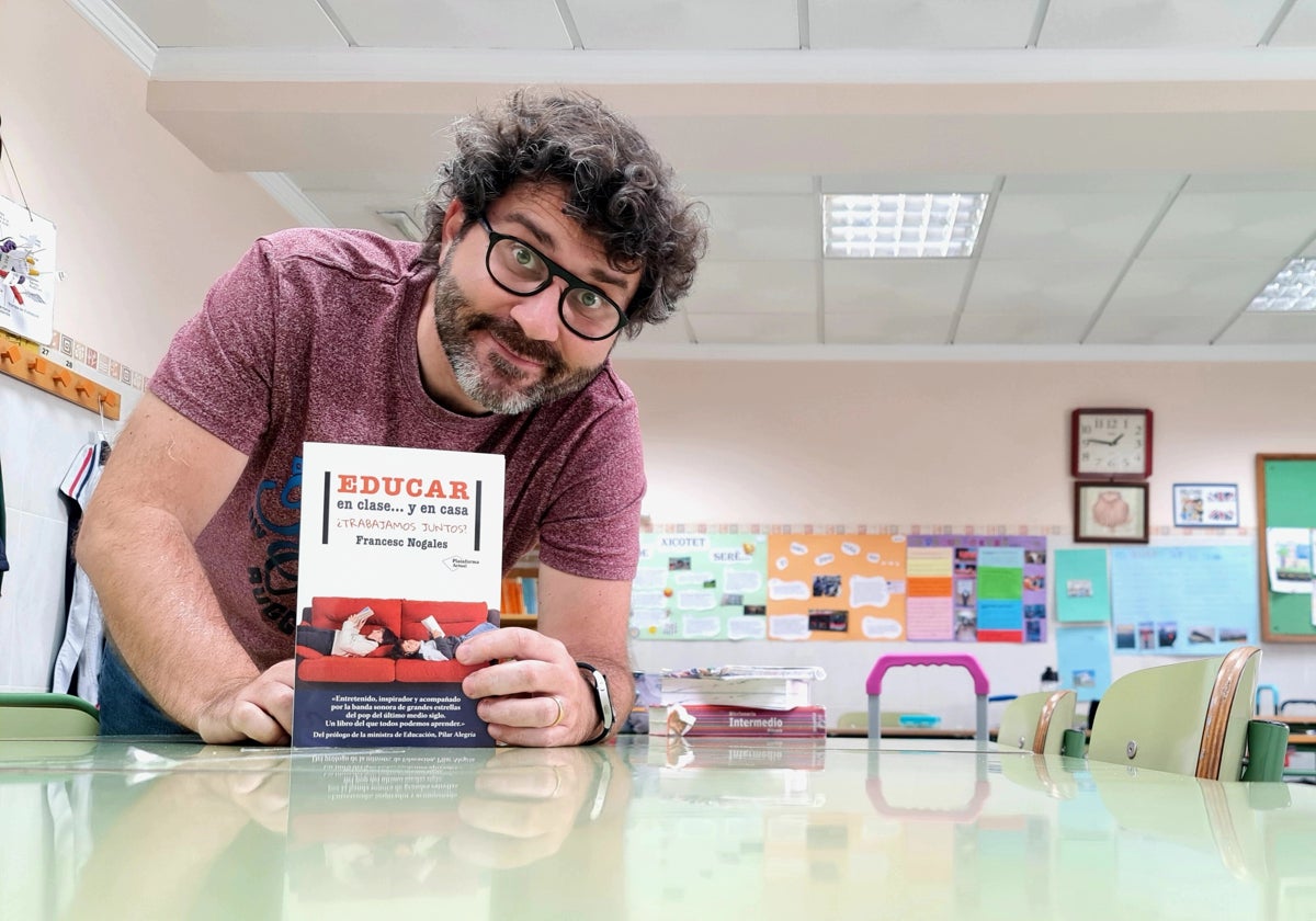 Imagen del profesor y escritor Frances Nogales con su nuevo libro