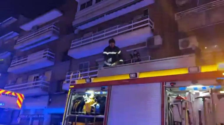 Herida grave una mujer en un incendio en una vivienda en Madrid