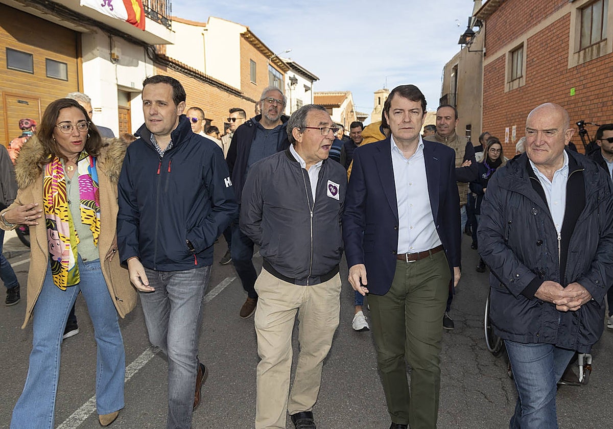Mañueco, a su llegada a Villalar, flanqueado por María González, Conrado Íscar, Laguna, Mañueco y Carnero
