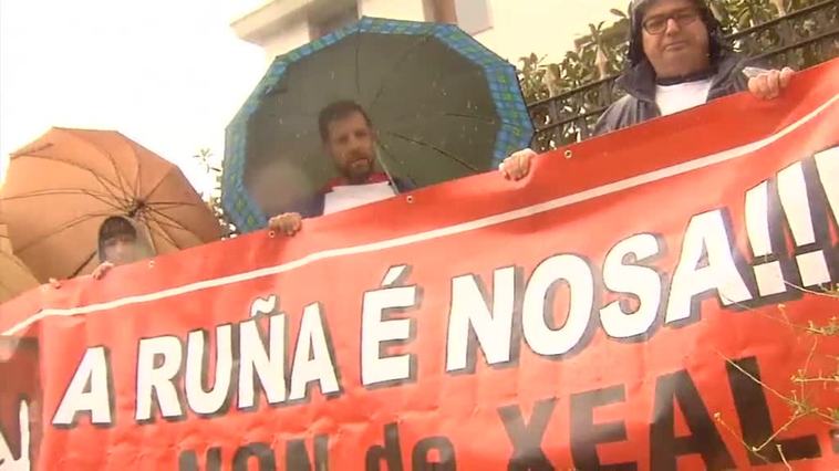 Multitudinaria protesta en Santiago de Compostela contra la instalación de macroparques eólicos