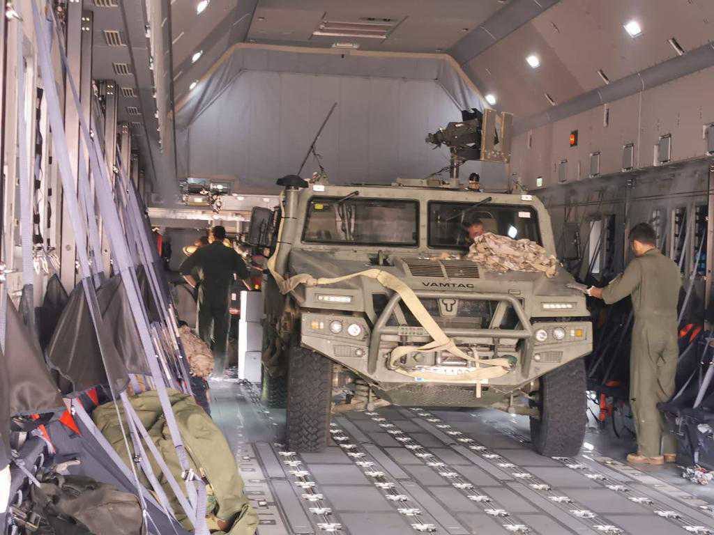Un vehículo Vamtac del Ejército de Tierra en la bodega del A400M