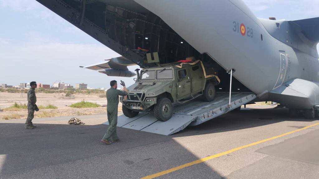 Descarga de un vehículo Vamtac de la bodega de un A400M