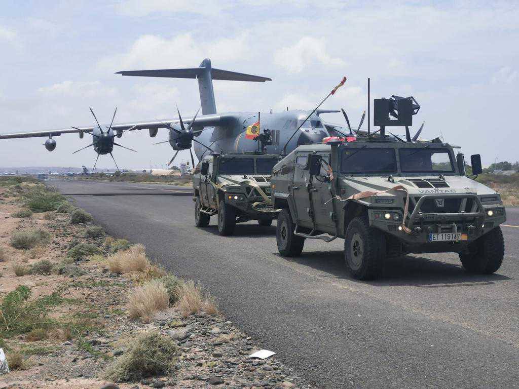 Dos vehículos Vamtac y un avión A400M