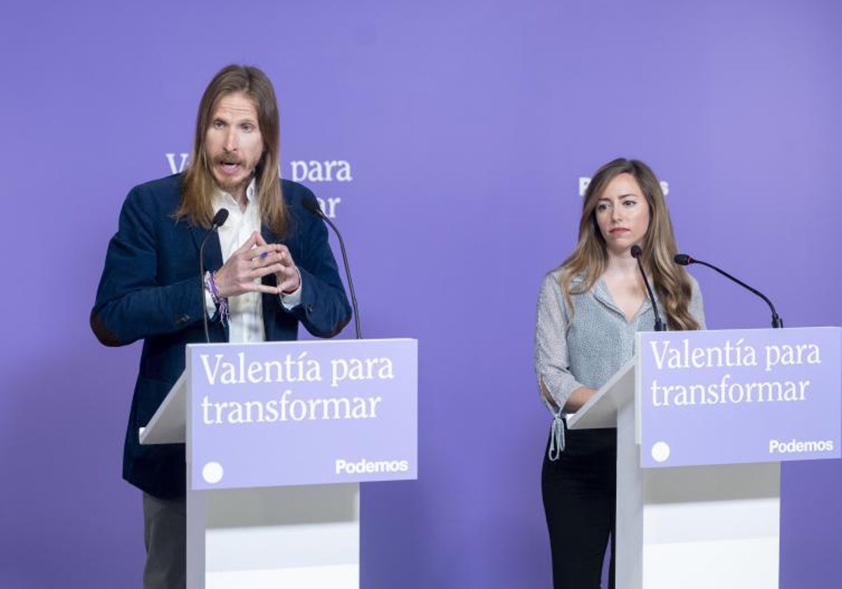 Los portavoz de Podemos Pablo Fernández y María Teresa Pérez en la rueda de prensa posterior a la reunión ejecutiva del partido