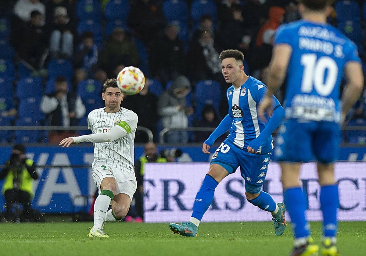 Javi Flores golpea el balón durante el partido de ida ante el Deportivo en Riazor