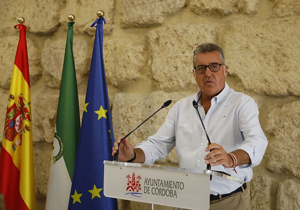 Manuel Torrejimeno, en la sala de prensa del Ayuntamiento de Córdoba