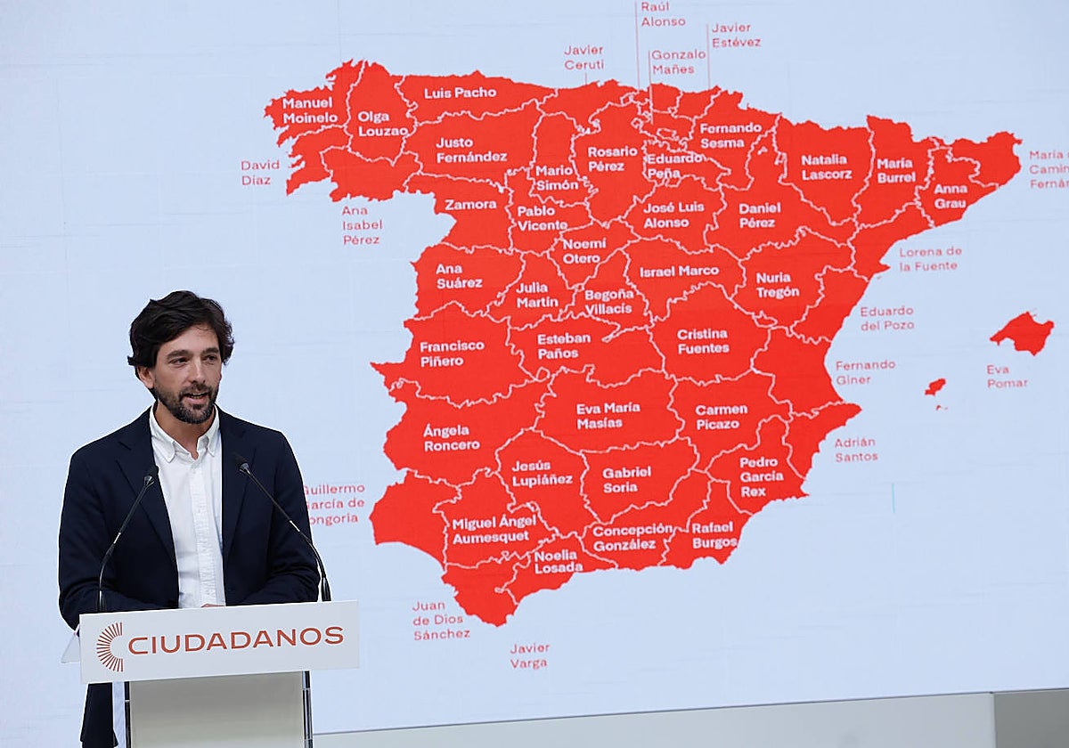 El secretario general de CS, Adrián Vázquez, en rueda de prensa, delante de un mapa con los candidatos del partido en las capitales de provincia, en las elecciones municipales del próximo 28 de mayo
