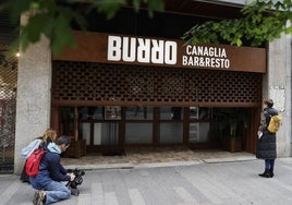 Retiran la decoración del restaurante Burro Canaglia de Bilbao tras el incendio mortal de Madrid