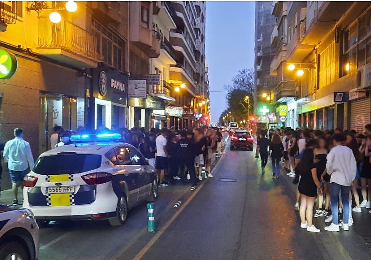 Imagen de los menores desalojados a la salida de la discoteca en Elche