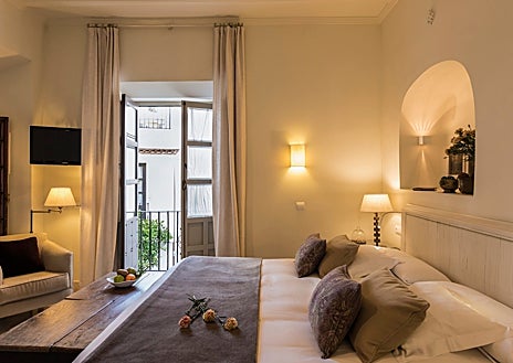 Imagen secundaria 1 - Las diez habitaciones del hotel, con nombres relacionados con civilizaciones históricas, desprende una sensación de paz y disfrute únicas. Esas sensaciones se mezclan con el silencio de sus tres patios o el espectáculo visual que puede contemplarse en sus terrazas. Sus muros atienden a siglos de historia, y su entorno es el corazón de una ciudad milenaria. hay más de cien restos arqueológicos repartidos por todo el establecimiento.