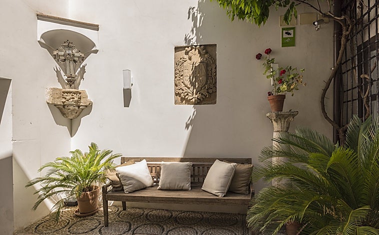 Imagen principal - Las diez habitaciones del hotel, con nombres relacionados con civilizaciones históricas, desprende una sensación de paz y disfrute únicas. Esas sensaciones se mezclan con el silencio de sus tres patios o el espectáculo visual que puede contemplarse en sus terrazas. Sus muros atienden a siglos de historia, y su entorno es el corazón de una ciudad milenaria. hay más de cien restos arqueológicos repartidos por todo el establecimiento.