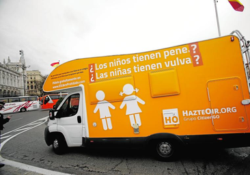 La Generalitat multa a Hazte Oír con 20.000 euros por su bus con mensajes como 'Les niñes no existen'