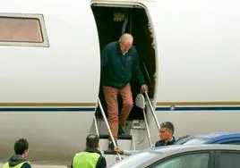 Don Juan Carlos abandona España tras una visita que le ha llevado a Sangenjo y Vitoria