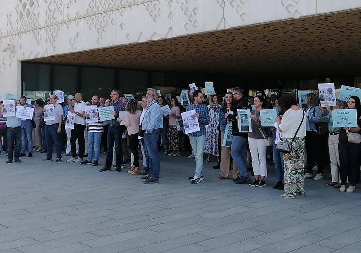 Funcionarios de Justicia este martes en la concentración durante el paro parcial de las diez de la mañana