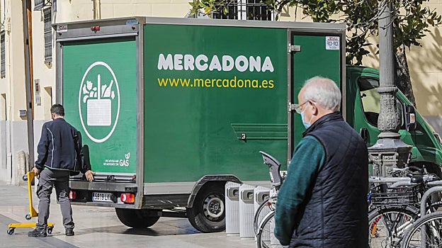 Imagen de una furgoneta de reparto de Mercadona tomada en Valencia