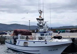 Buscan a un pescador gallego que cayó al mar en San Vicente de la Barquera
