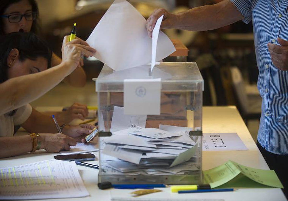 Un hombre, votando durante una jornada electoral