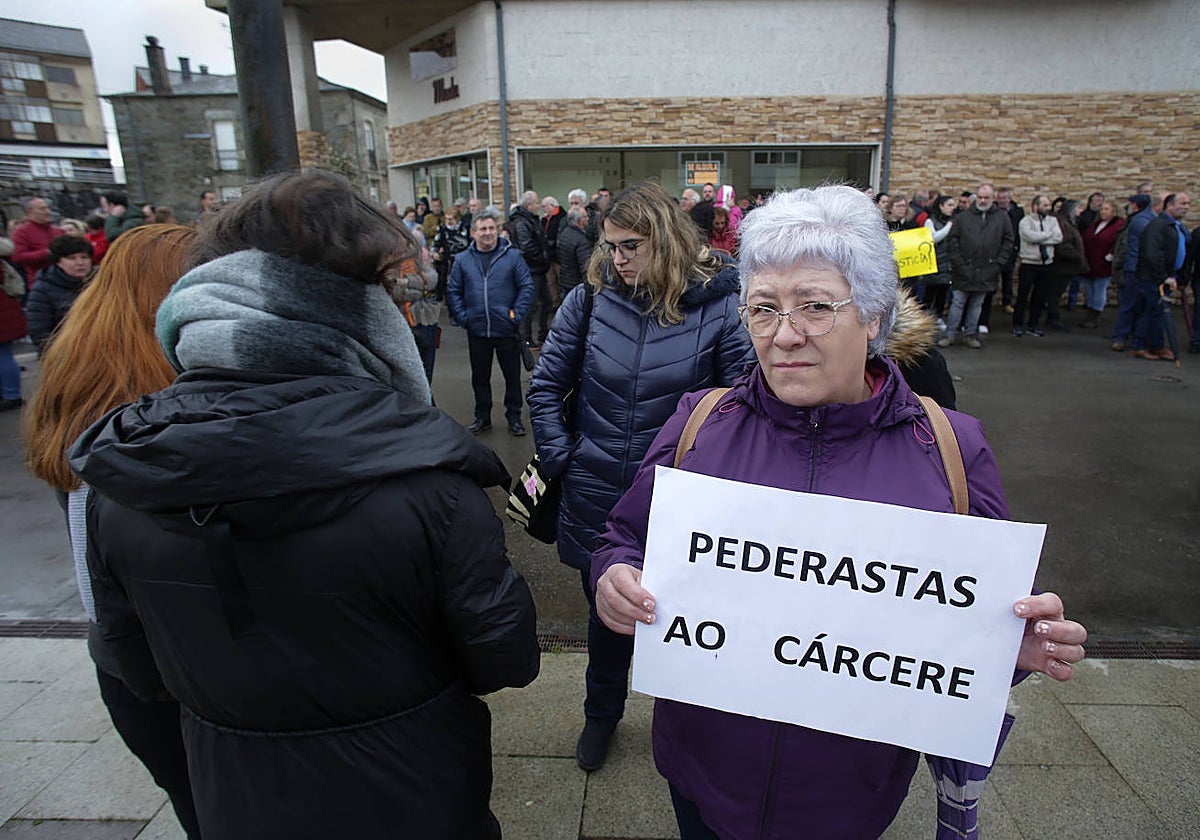 Manifestación en Baleira, en contra de la sentencia por las violaciones continuadas