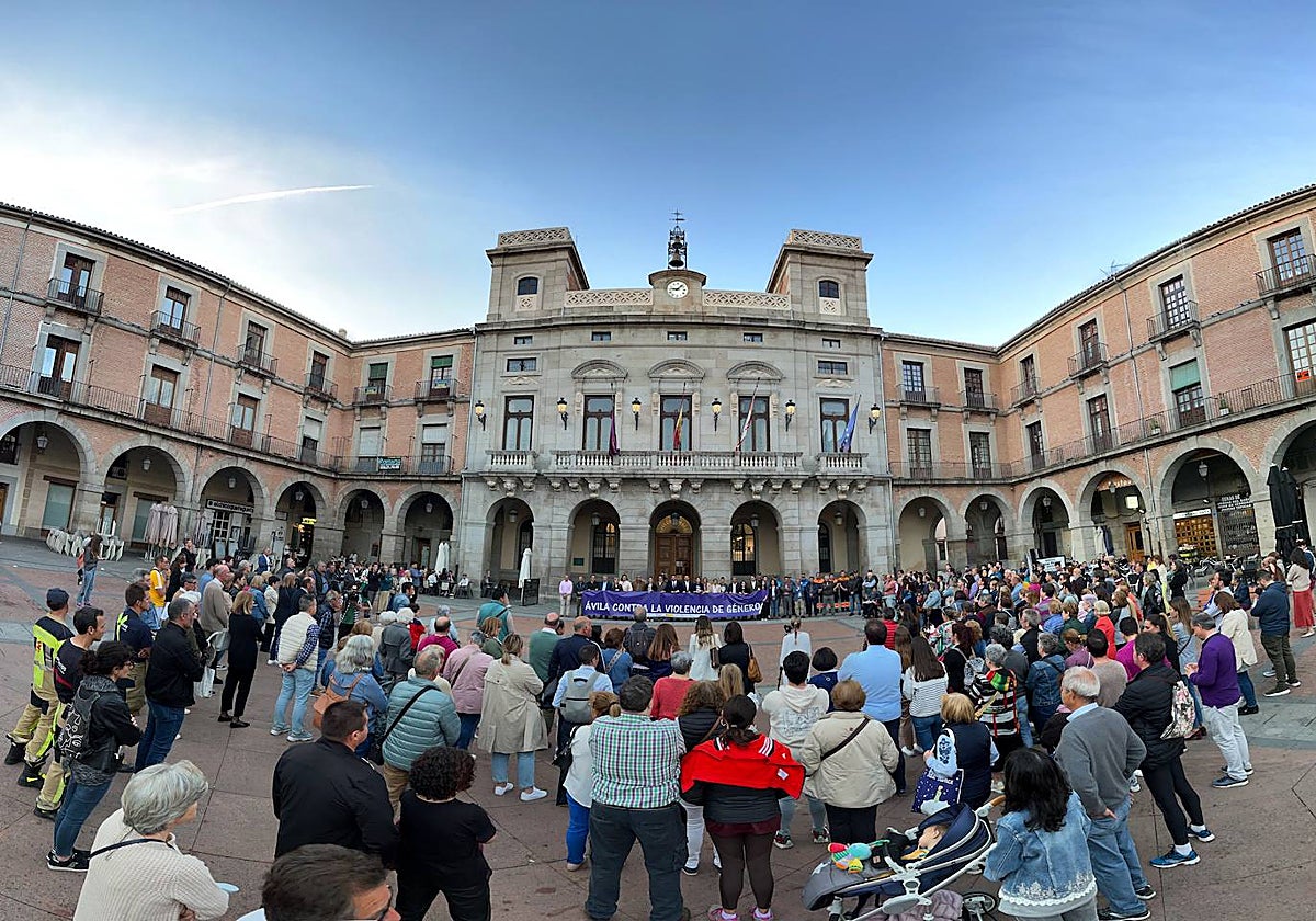 Los abulenses se concentraron ayer frente al Ayuntamiento en repulsa por el asesinato de una mujer a manos de su marido