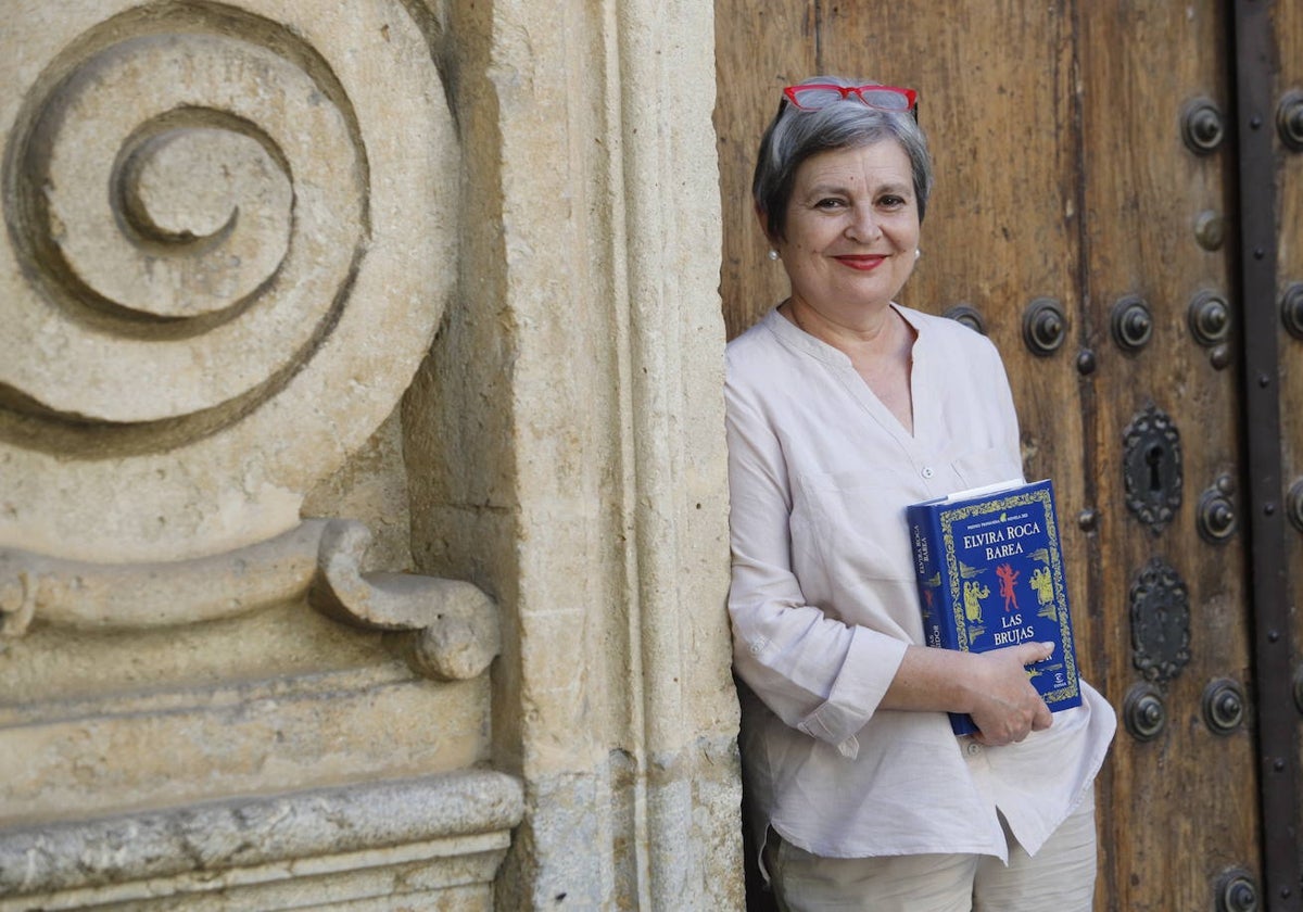 Elvira Roca Barea, con su libro, en Córdoba