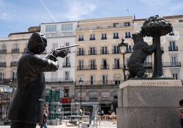 Polémica en la Puerta del Sol: instalan una escultura del Rey Juan Carlos apuntando con un rifle al Oso y el Madroño