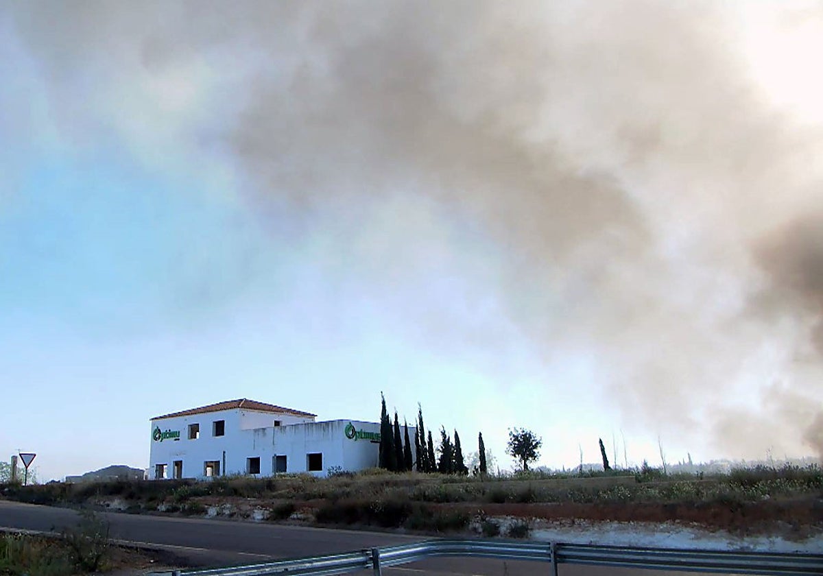 Humo del incendio de la planta de neumáticos abandonada