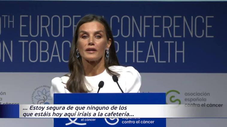 La reina Letizia, a favor de subir el precio del tabaco: "Fumar es una enfermedad"