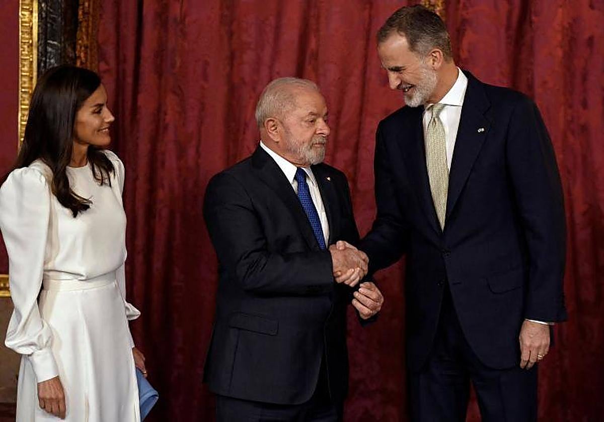 Los Reyes Felipe VI y Letizia junto al presidente de Brasil, Lula da Silva este miércoles