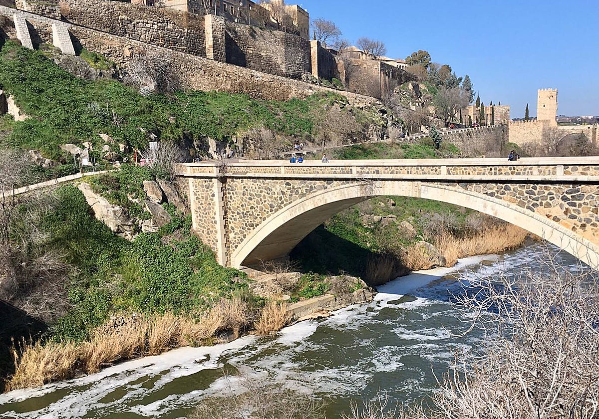 El río Tajo, a su paso por Toledo, en una imagen con sus ya tradiciones espuemas