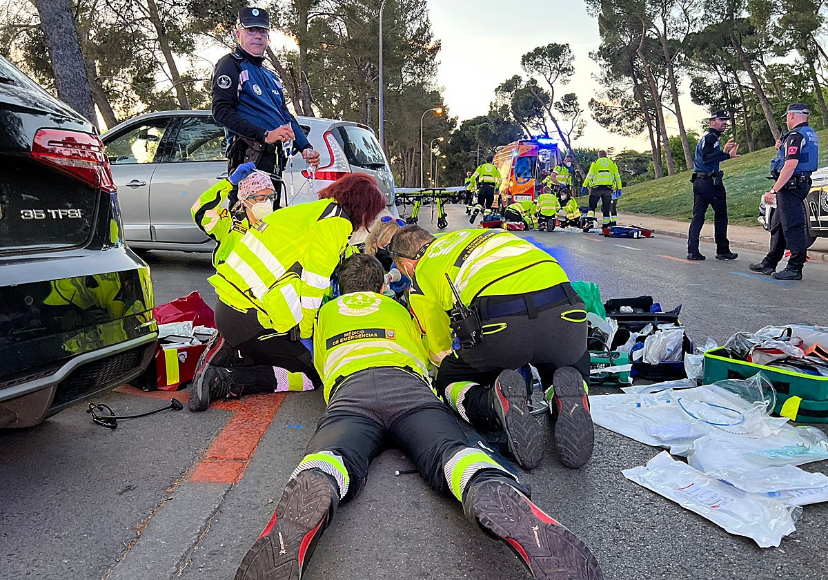 Los sanitarios atienden a ambos heridos en la calzada