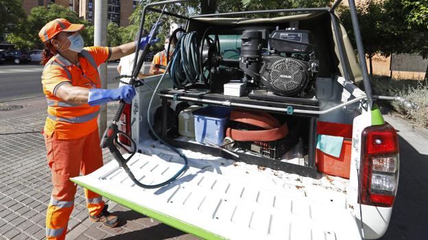 Una trabajadora de Sadeco prepara su equipo