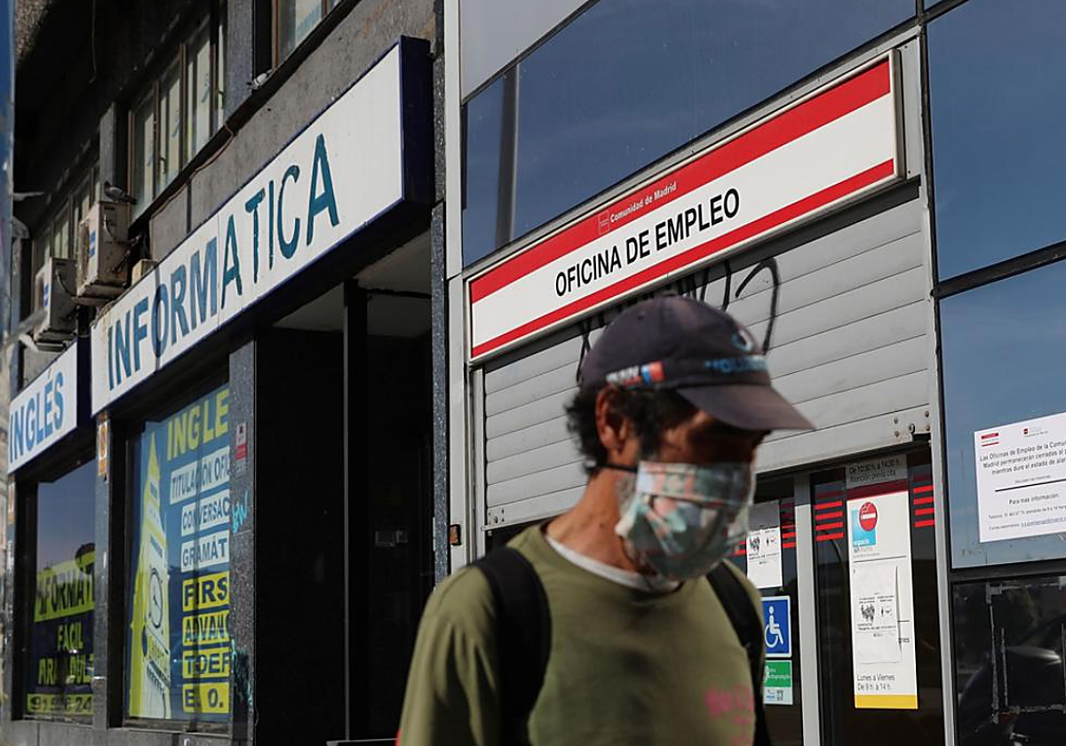 Un peatón frente a la fachada de una de las Oficinas de Empleo durante la pandemia