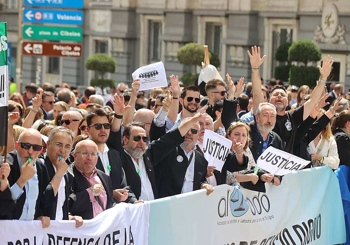 Los abogados de oficio, durante su protesta este jueves a las puertas del Congreso de los Diputados