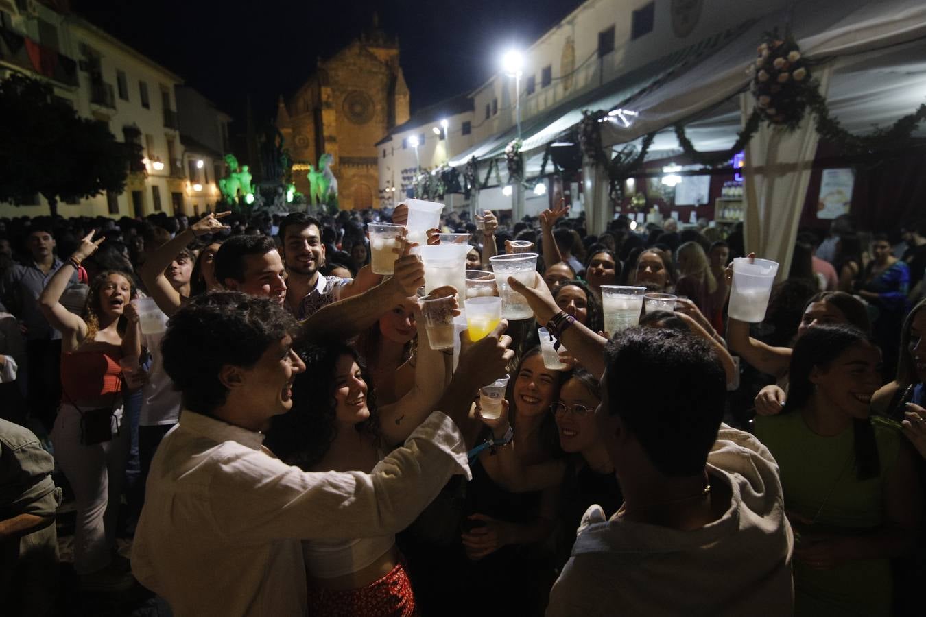 Cruces Córdoba 2023 | Ambiente de lujo en la primera noche de fiesta, en imágenes