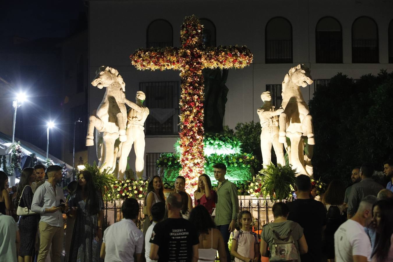 Cruces Córdoba 2023 | Ambiente de lujo en la primera noche de fiesta, en imágenes