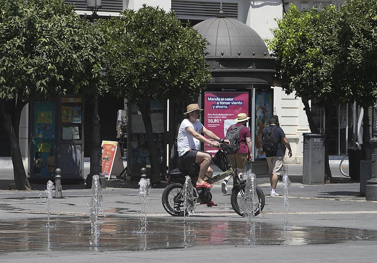 Un ciclista en sandalias, en la plaza de las Tendillas de Córdoba capital