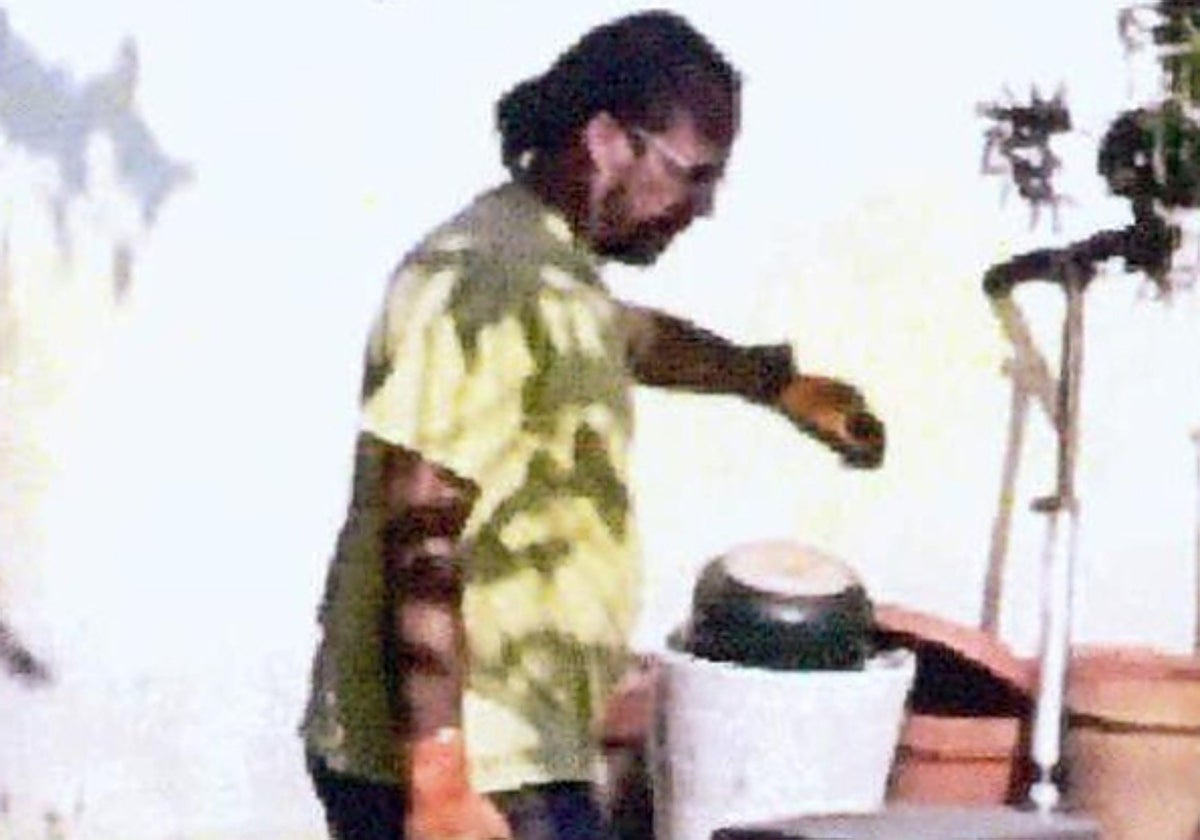 Uno de los investigados en una fotografía tomada por los investigadores en el presunto laboratorio clandestino