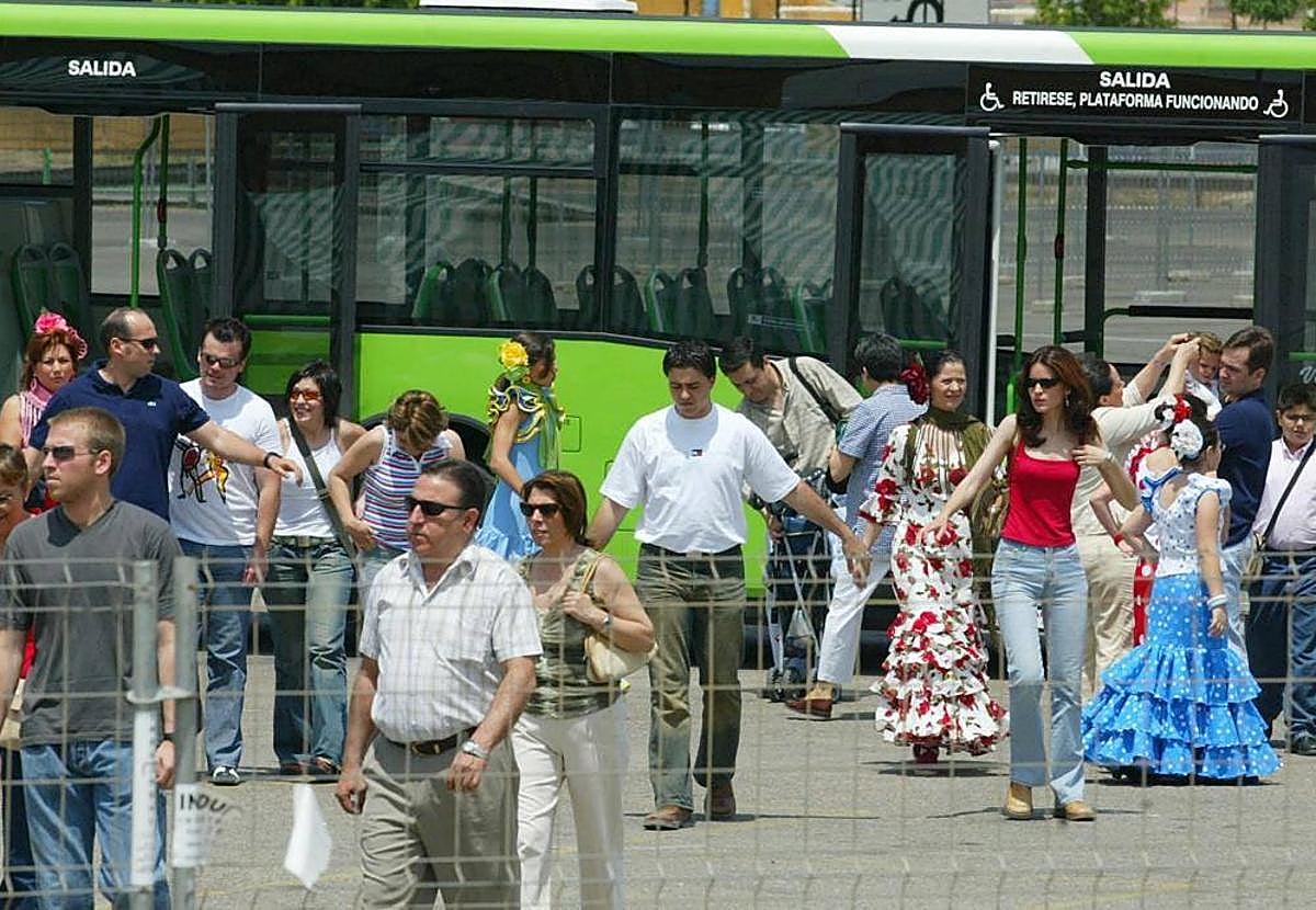 Imagen de archivo de pasajeros tras bajarse de uno de los autobuses que lleva a la Feria de Córdoba
