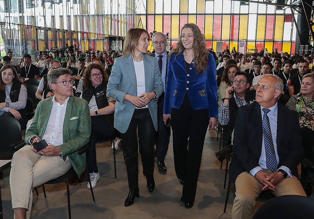 La consejera de Educación, Rocío Lucas, asiste a la inauguración del Campeonato Autonómico de Formación Profesional, Skills CyL 2023. Junto a ella, la delegada territorial de la Junta en León, Ester Muñoz