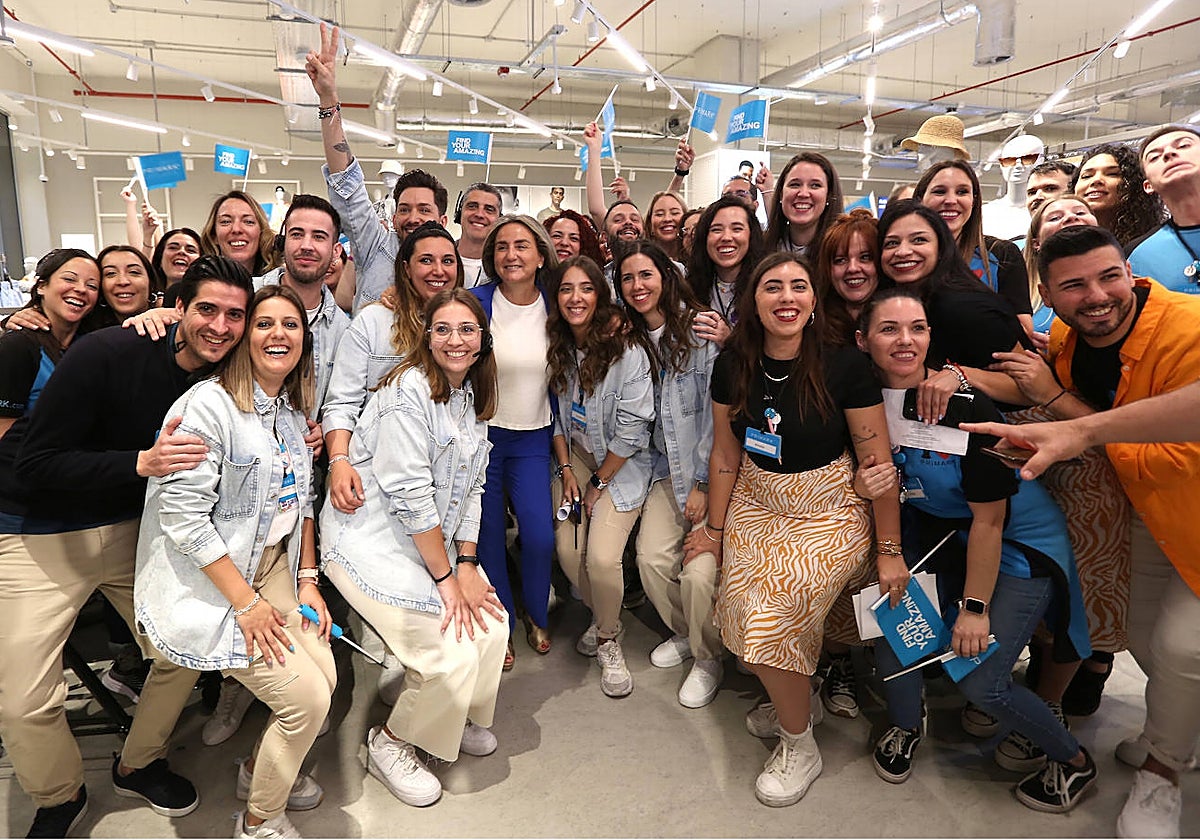 La alcaldesa de Toledo posa con personal de la nueva tienda de Toledo